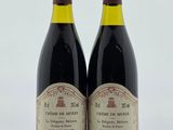 deux bouteilles de vin posées sur une table l'une à côté de l'autre