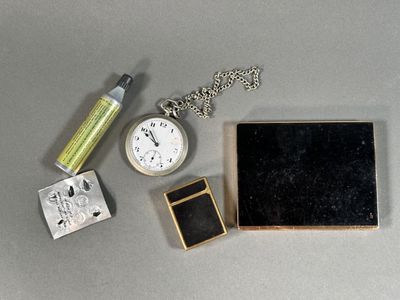 une petite boîte avec une horloge et un briquet à côté