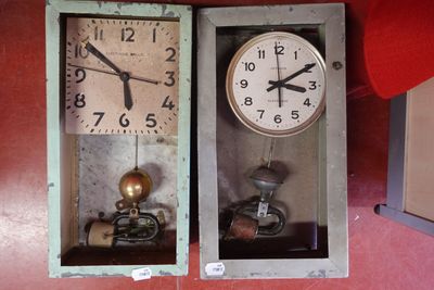 deux horloges accrochées au mur l'une à côté de l'autre