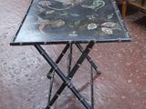 une table noire ornée d'un motif floral