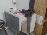 une photo d'une pièce avec un micro-ondes et un sac poubelle