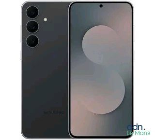 l'arrière d'un iPhone 11 noir, avec l'appareil photo tourné vers l'objectif