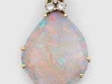 un pendentif en oplite et diamant
