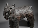 statue représentant un petit chien au long cou et au long museau