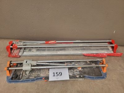 Deux types d'outils différents sont posés sur une table