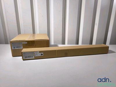 une photo montrant deux cartons posés sur une table