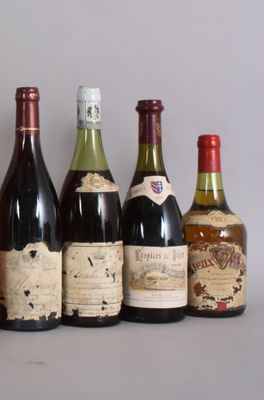 plusieurs bouteilles de vin sont alignées sur une table
