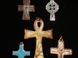 Plusieurs croix différentes sont représentées sur un fond noir.