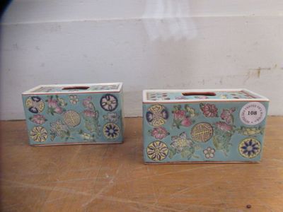 Chine, XVIIIe siècle. Paire de pique-fleurs en porcelaine à …