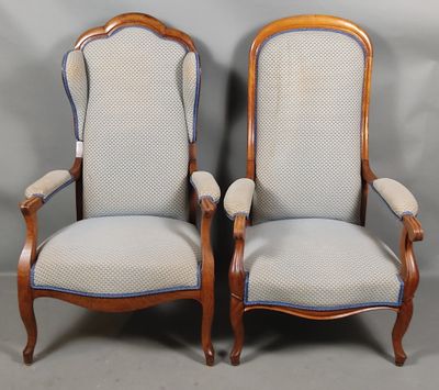 paire de fauteuils français du XIXe siècle en noyer, avec accoudoirs rembourrés