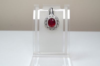 Un pendentif en argent serti d'un rubis facetté ovale d'un p…