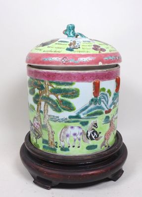 une petite boîte ornée d'une peinture, posée sur un socle