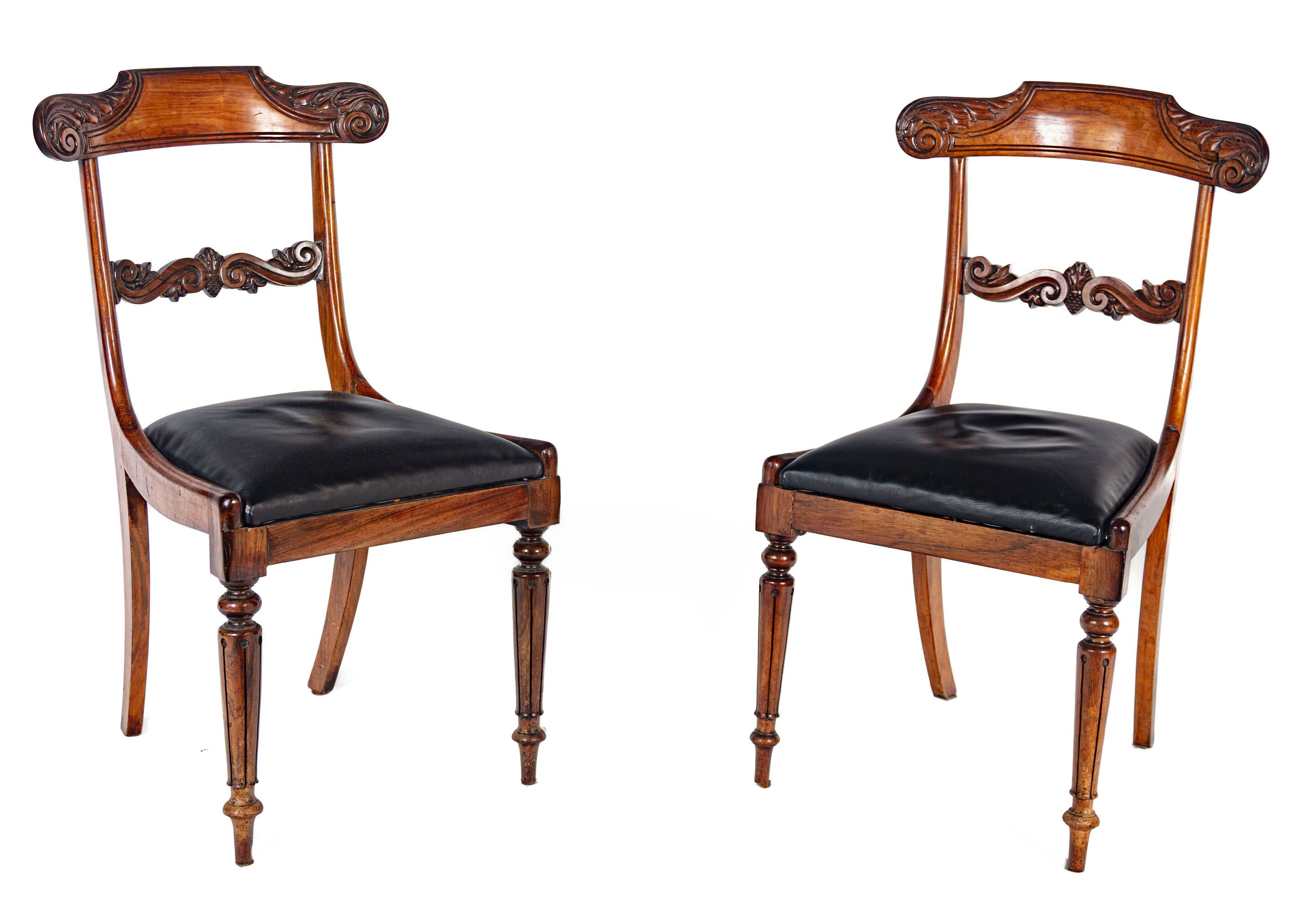 Paire de chaises dites à l'étrusque en noyer mouluré, le dos…