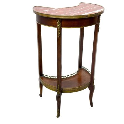 image d'une table en bois avec un plateau en marbre sur fond blanc