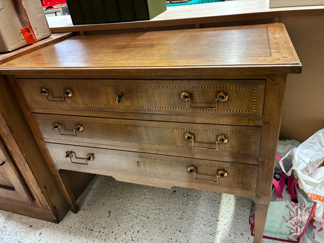Commode de style Directoire ouvrant à trois tiroirs. H 80 L 97 l ...