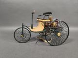 une petite maquette de voiture d'époque sur fond gris