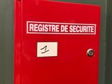 une borne d'incendie rouge dans un coin de la pièce