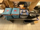 plusieurs sacs posés sur une table dans une pièce