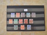 une photo d'une collection de timbres sur un mur