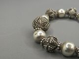 bracelet en argent orné de perles et de perles d'argent sur un fond gris