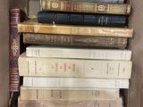 une boîte remplie de livres empilés les uns sur les autres