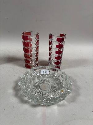 trois vases en verre et une assiette en verre posés sur une surface blanche