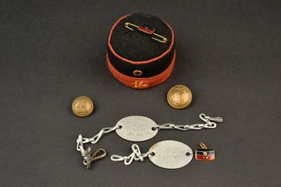 une petite boîte avec une chaîne et une pièce posée sur une table