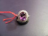 une bague en améthorate et diamant posée sur une surface noire