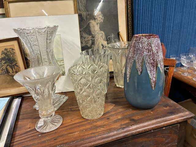 Quatre vases en verre, un vase en cristal piédouche et vase en cé