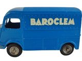 un petit camion jouet bleu sur lequel est inscrit le mot « baroclema »