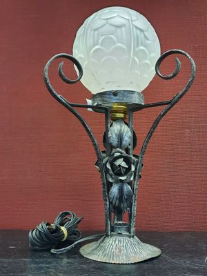 une lampe posée sur une table à côté d'un cordon
