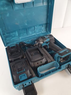 une mallette à outils bleue contenant des outils, posée sur une surface blanche