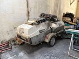 une petite machine garée dans un garage