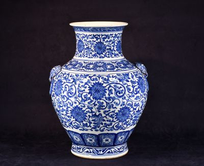 un vase bleu et blanc orné d'un motif floral