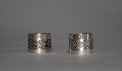 deux serviettes en argent ornées de motifs, posées sur une table