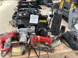 un grand nombre d'outils posés sur une table