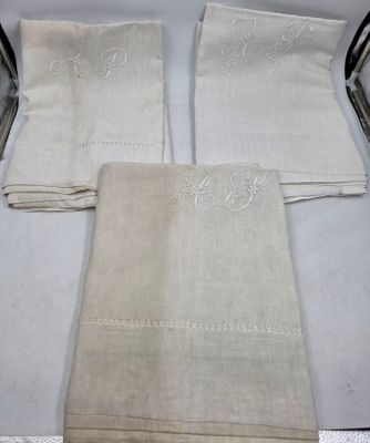 619 / CH-C10 / Lot de 3 draps en coton blanc ajourés et…