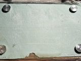 un bagage posé sur une table