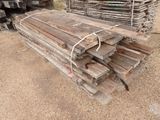 de nombreuses pièces de bois empilées les unes sur les autres