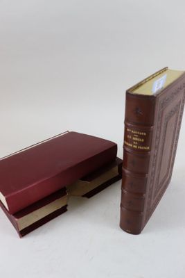 deux livres posés l'un à côté de l'autre sur une surface blanche