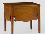 l'image d'une petite table en bois munie d'un tiroir