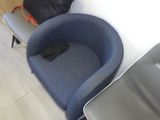 une chaise bleue et une chaise noire placées l'une à côté de l'autre