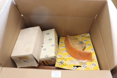 un carton rempli de boîtes et d'une paire de chaussures