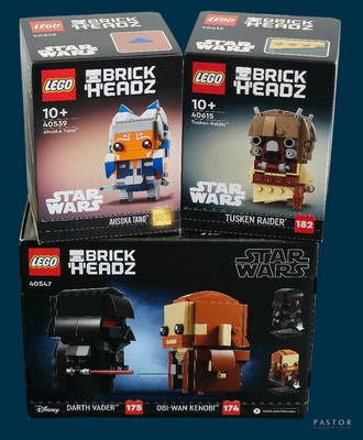 deux boîtes de figurines Lego Star Wars exposées