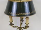 une photo d'une lampe de table surmontée d'un abat-jour noir