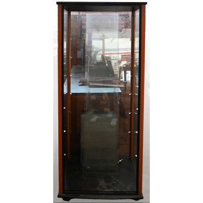 une grande vitrine en verre contenant une horloge