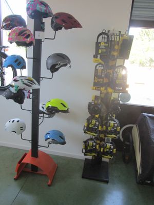 un porte-casques dans une pièce