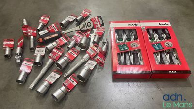 une boîte à outils posée par terre à côté de deux troglodytes
