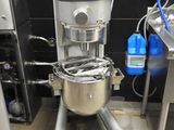 une photo d'une cuisine avec un mixeur et d'autres appareils