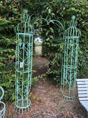 un banc et un autre banc au milieu d'un jardin